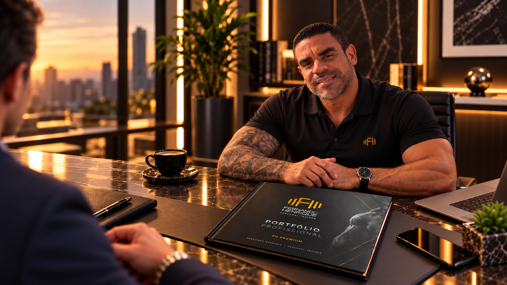 Consultoria FH Premium: atendimento à mesa com portfólio FH ao entardecer.